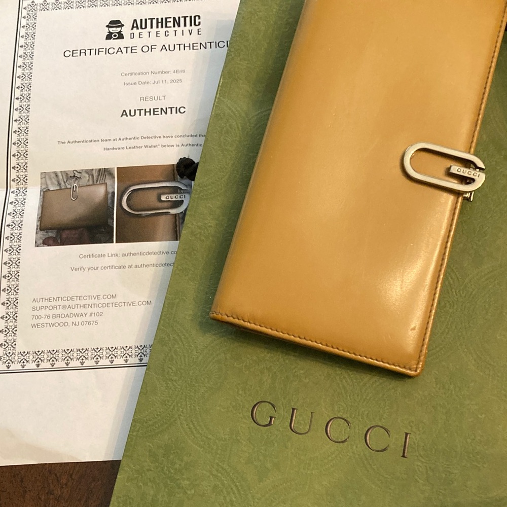 Gucci Vintage long wallet in camel leather  with silver-tone "G-clasp" closure.